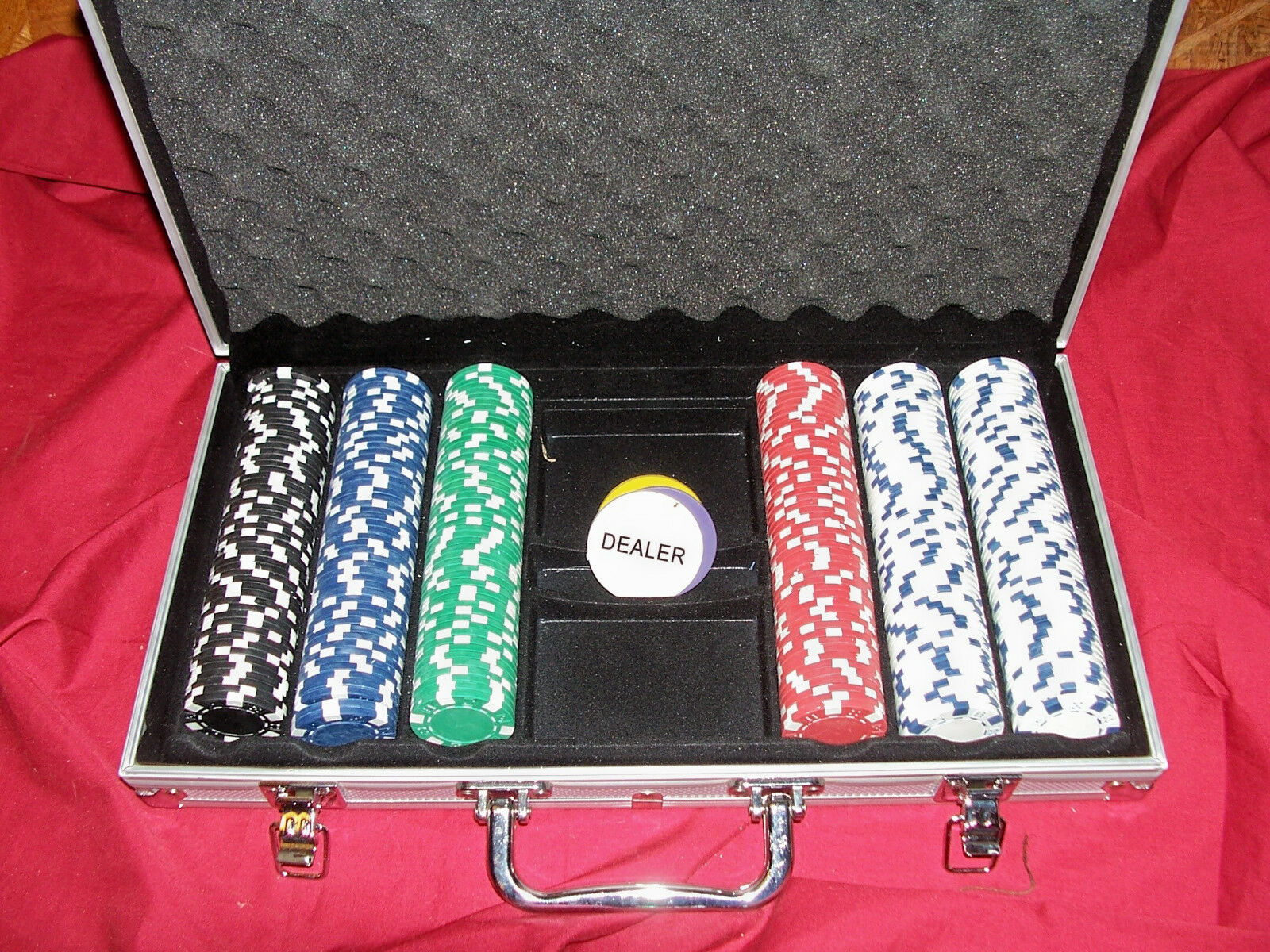 Big Lot Of Clay Poker Chips Aluminum Card Carrying Case Set Gambling Playing Box